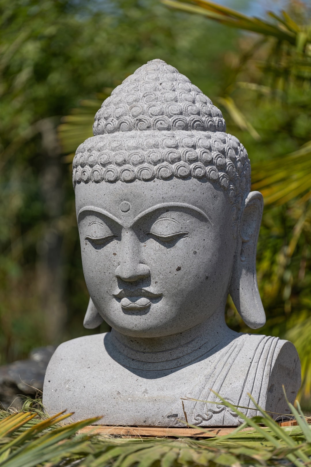 buste de bouddha en pierre naturelle premium souriant