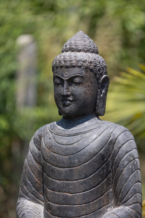 statue de bouddha pierre naturelle noir position meditation et souriant 100cm