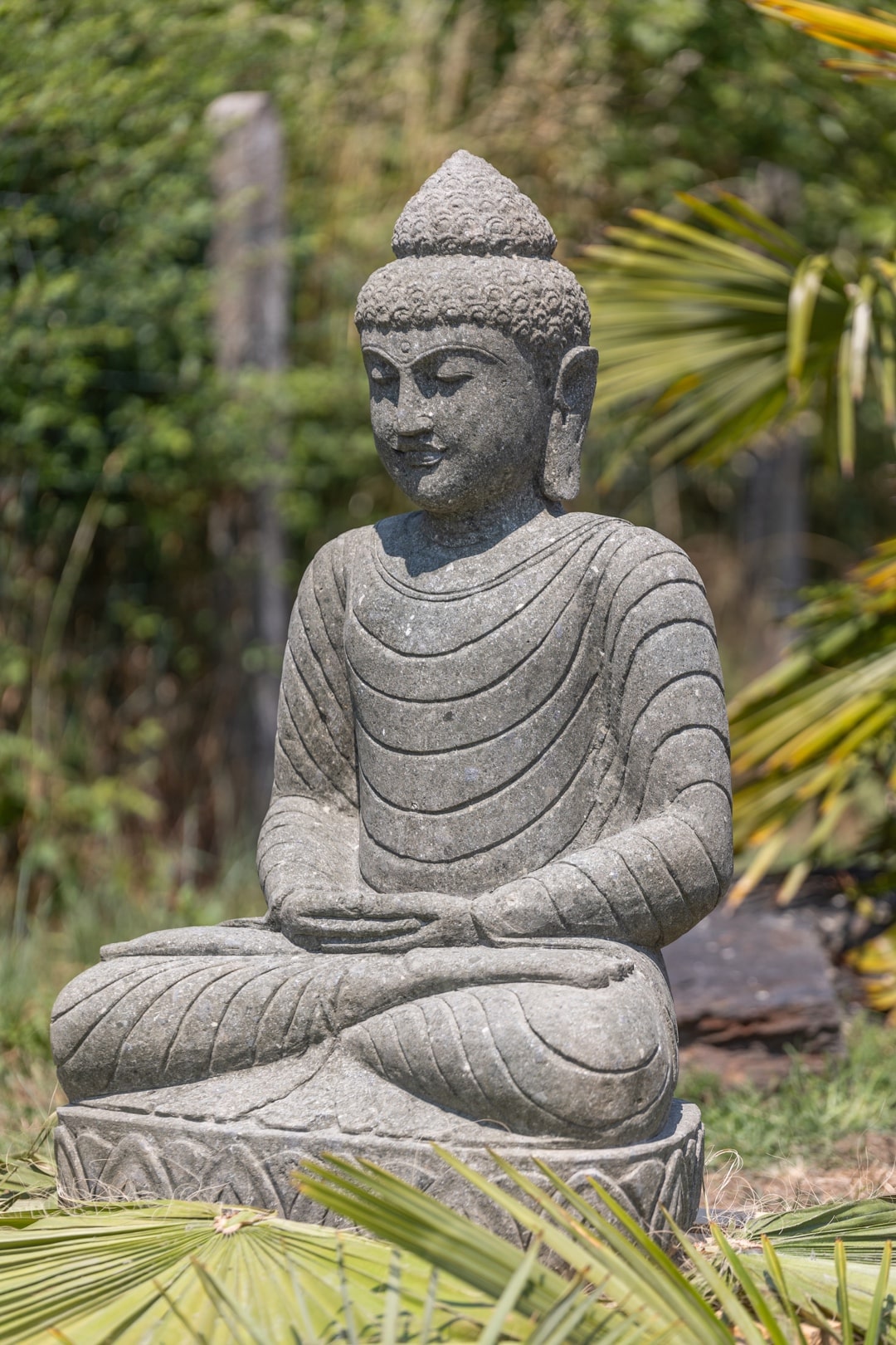 statue extérieur bouddha pierre naturelle position meditation et souriant 100cm