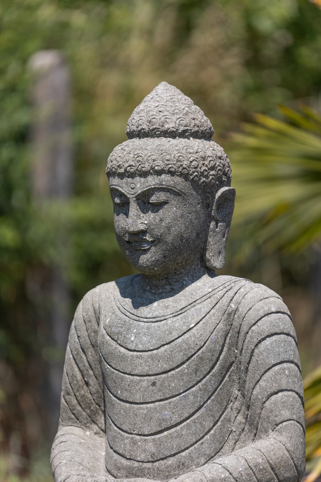 statue bouddha pierre volcanique naturelle position meditation et souriant 100cm