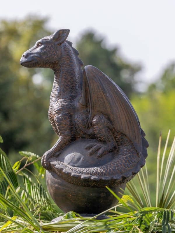 statue de dragon jardin sur une sphère en pierre reconstituée noir antique 85cm