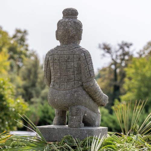 statue de guerrier xian à genoux en pierre naturelle 102cm