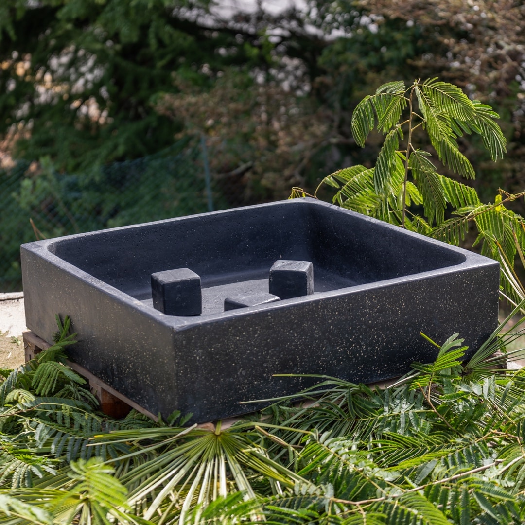 bassin carré pour fontaine de jardin tête de bouddha noir antique 100cm