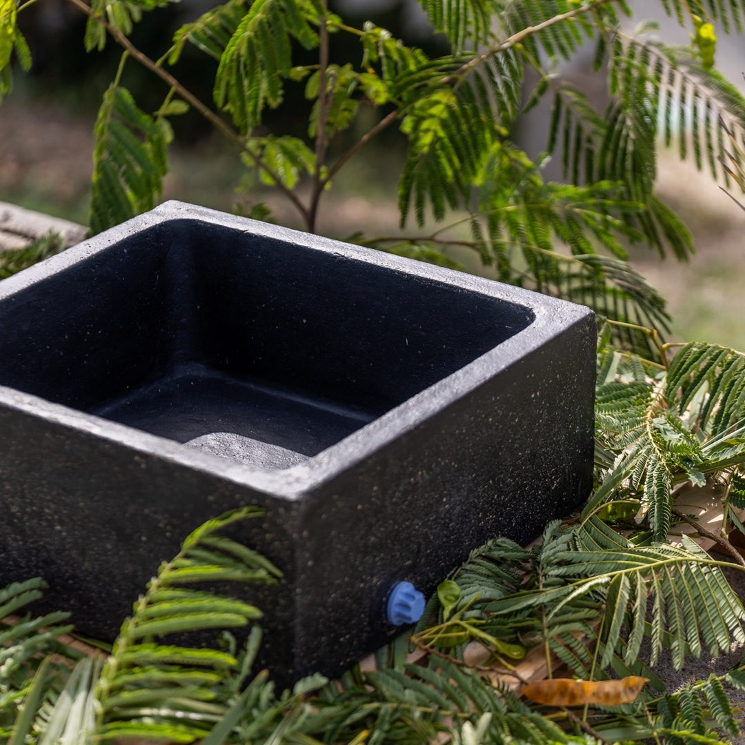 bassin carré pour fontaine de jardin tête de bouddha noir antique 50cm