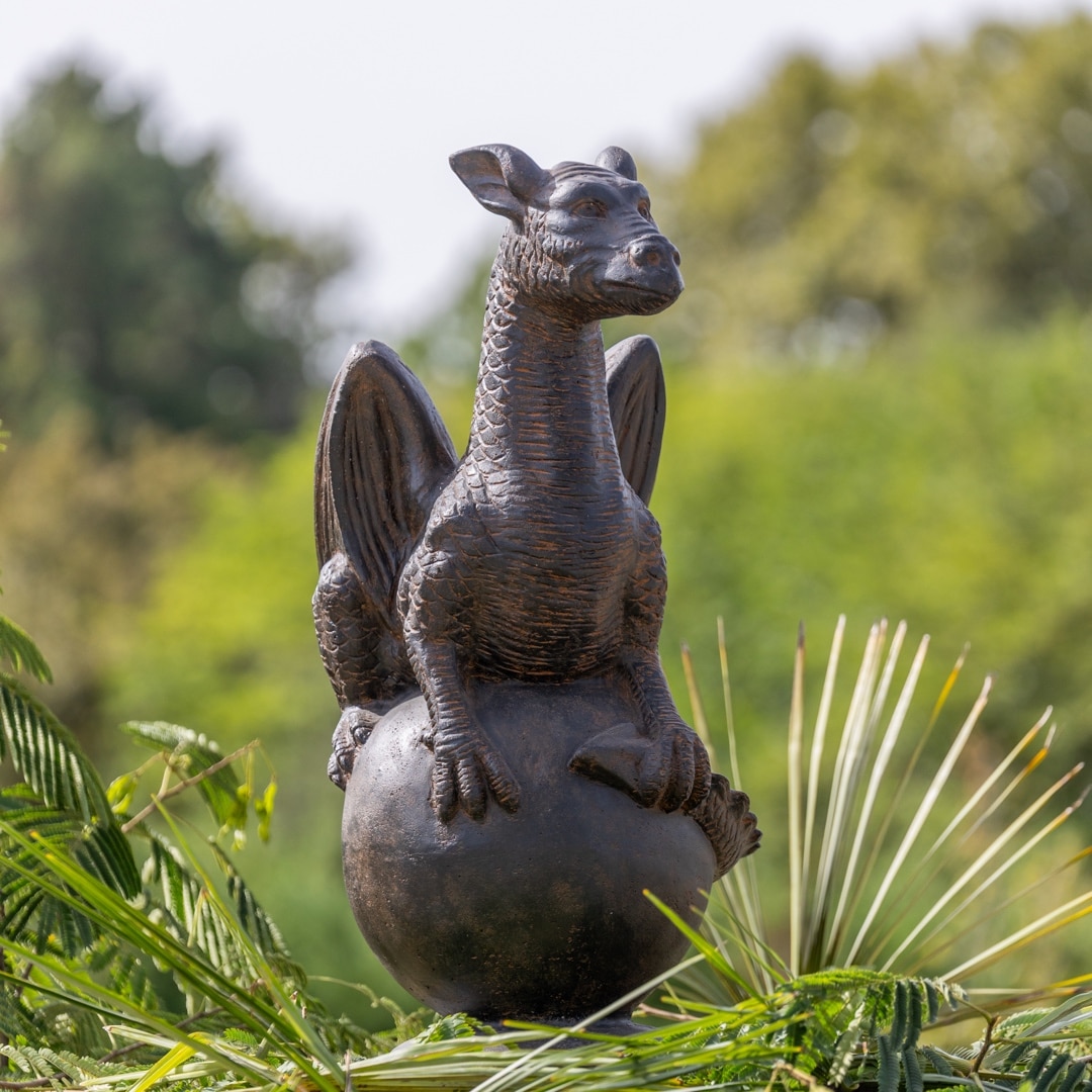 statue dragon sur une sphère en pierre reconstituée noir antique 85cm