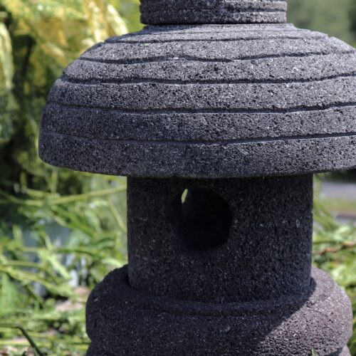 lanterne japonaise pour jardin en pierre de lavee nara 50cm