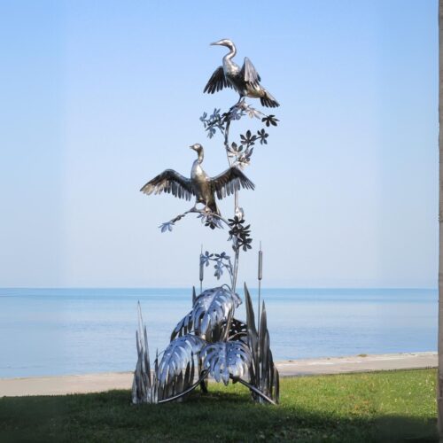 paire statue oiseaux cormorans grande ailes en acier inoxydable sur plantes végétaux 300cm moderne