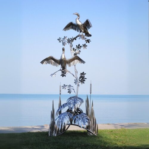 paire de statue oiseaux cormorans grande ailes en acier inoxydable sur plantes végétaux 300cm moderne