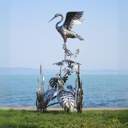 sculpture héron cigogne grande ailes en acier inoxydable sur plantes végétaux 218cm oiseaux