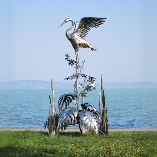 statue héron cigogne grande ailes en acier inoxydable sur plantes végétaux 218cm oiseau