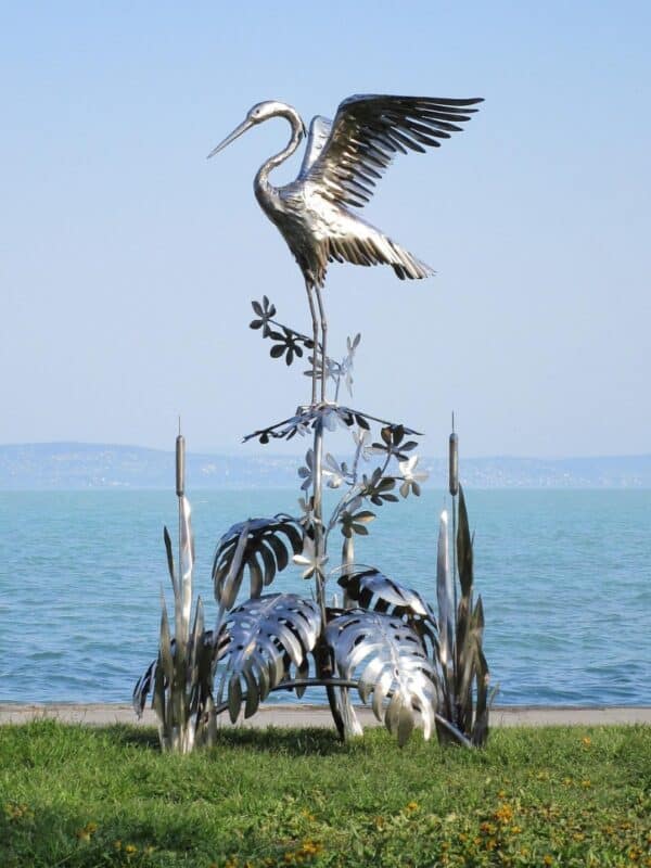 statue héron cigogne grande ailes en acier inoxydable sur plantes végétaux 218cm oiseau