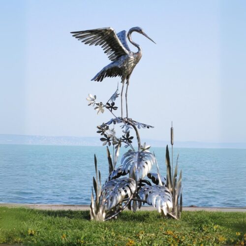 statue géante héron cigogne en acier inoxydable sur plantes végétaux 218cm oiseau