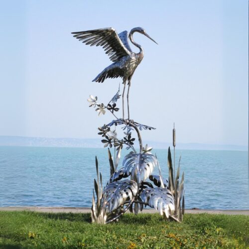 sculpture héron cigogne grande ailes en acier inoxydable sur plantes végétaux 218cm oiseau