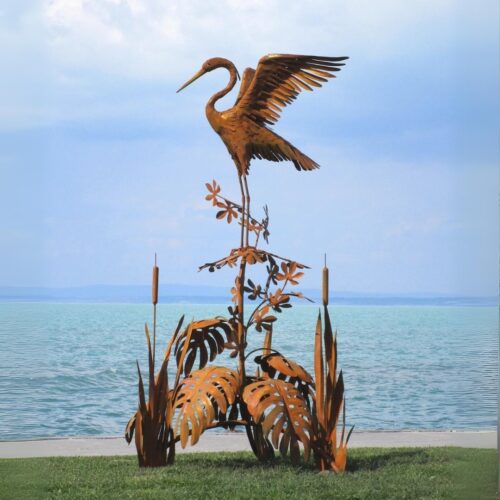 sculpture héron cigogne grande ailes en métal rouillé sur plantes végétaux 218cm oiseau