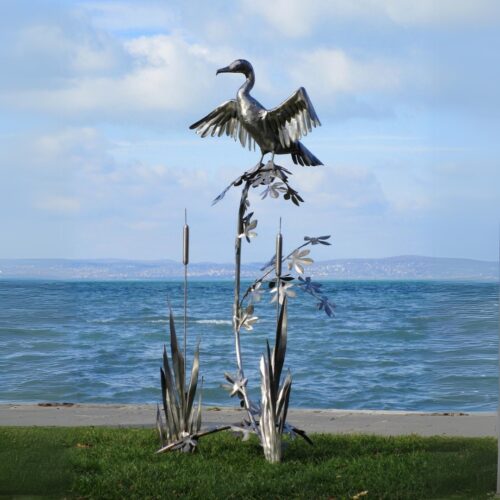 sculpture oiseau cormoran pour jardin sur végétaux en acier inoxydable 182cm