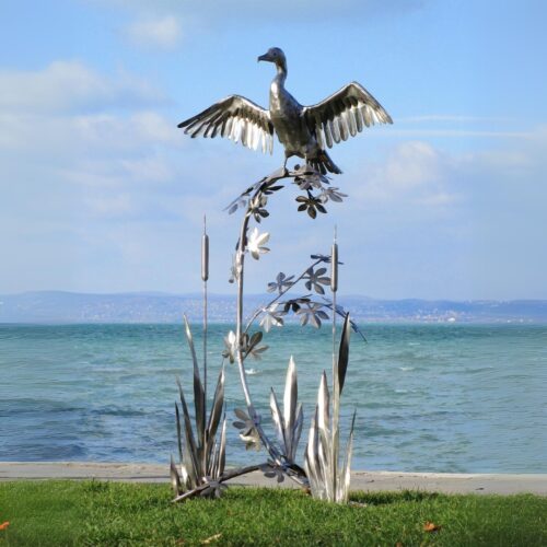 statue oiseau cormoran pour extérieur sur végétaux en acier inoxydable 182cm