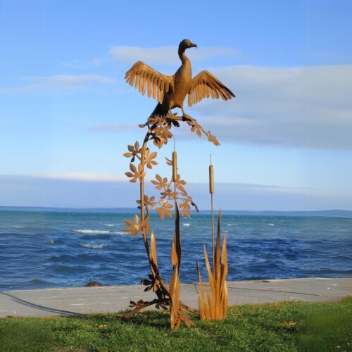 statue oiseau cormoran pour jardin sur végétaux en fer rouillé 182cm