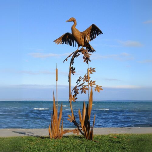 sculpture oiseau cormoran pour jardin sur végétaux en métal rouillé 182cm