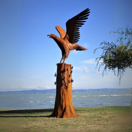 très grande statue de jardin aigle royal sur un arbre en métal rouillé extérieur 385cm