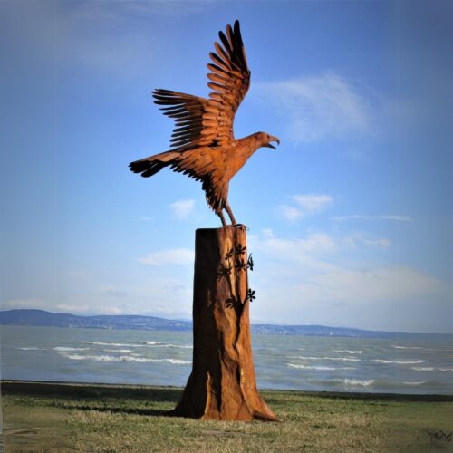 très grande sculpture de jardin aigle royal sur un arbre en métal rouillé fer extérieur 385cm