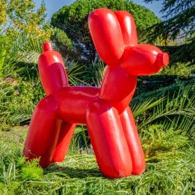 Statue chien ballon rouge en pierre reconstituée face