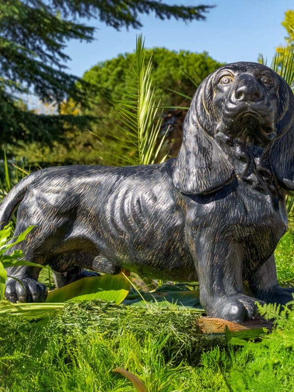 Statue de chien en pierre reconstituée noir antique face