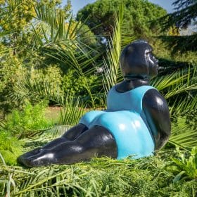 Statue femme ronde position yoga maillot bleu en pierre reconstituée DOS