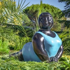 Statue femme ronde position yoga maillot bleu en pierre reconstituée FACE