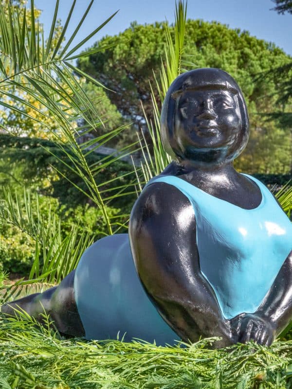 Statue femme ronde position yoga maillot bleu en pierre reconstituée FACE