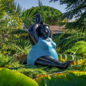 Statue femme ronde position yoga maillot bleu en pierre reconstituée 89cm