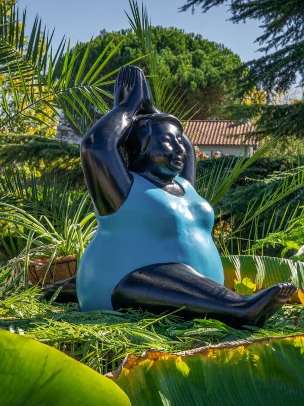 Statue femme ronde position yoga maillot bleu en pierre reconstituée 89cm