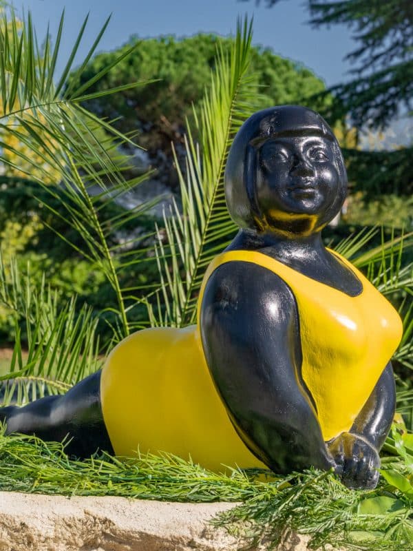 Statue femme ronde position yoga maillot jaune en pierre reconstituée PROFILE