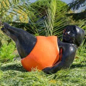 Statue femme ronde position yoga maillot orange en pierre reconstituée PROFILE