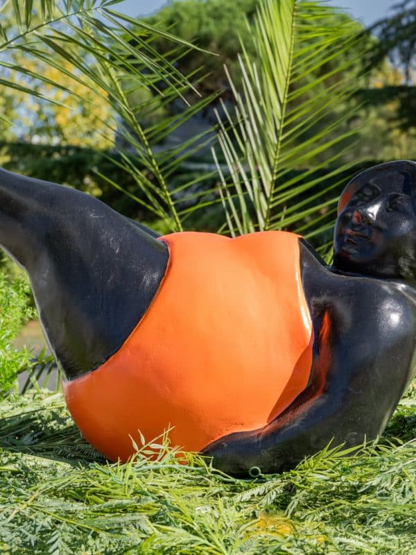 Statue femme ronde position yoga maillot orange en pierre reconstituée PROFILE