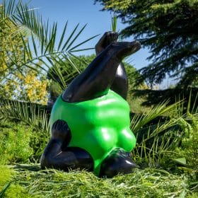 Statue femme ronde position yoga maillot vert en pierre reconstituée FACE
