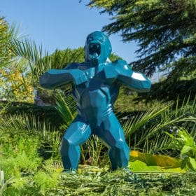 Statue gorille en pierre reconstituée bleu azur face