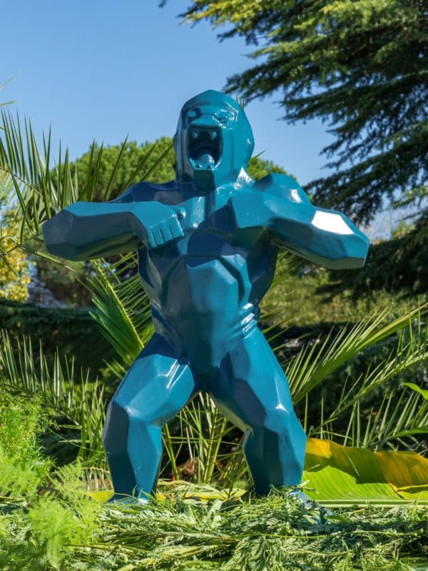 Statue gorille en pierre reconstituée bleu azur face