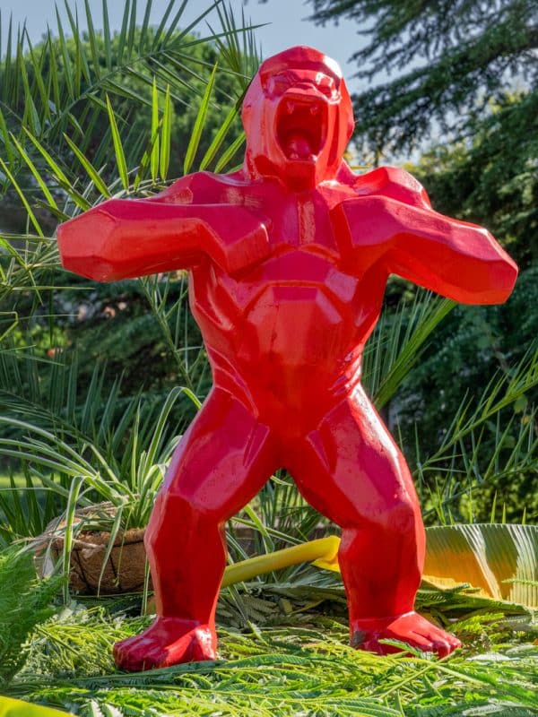 Statue gorille en pierre reconstituée rouge écarlate FACE