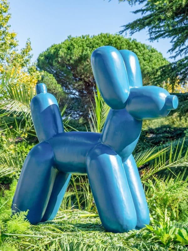 Statue chien ballon bleu en pierre reconstituée 100cm face
