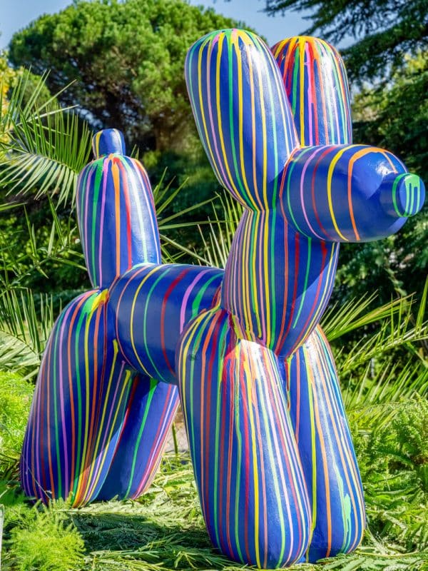 Statue chien ballon bleu multicolore en pierre reconstituée 100cm face