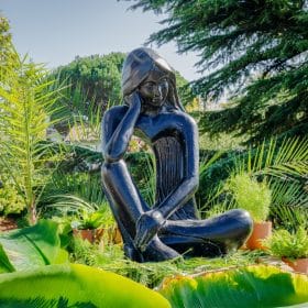 Statue femme pensive assis noir antique FACE