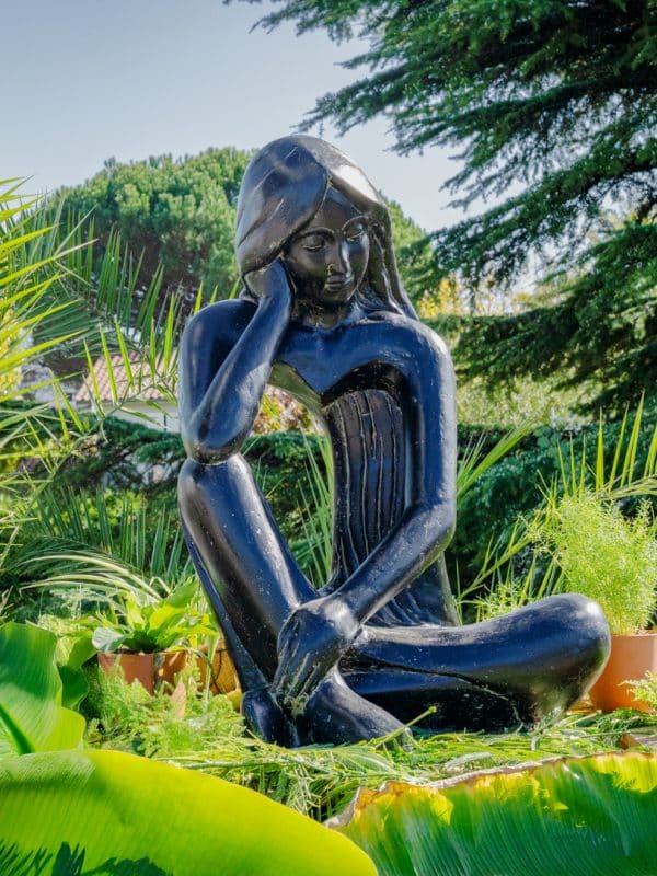 Statue femme pensive assis noir antique FACE