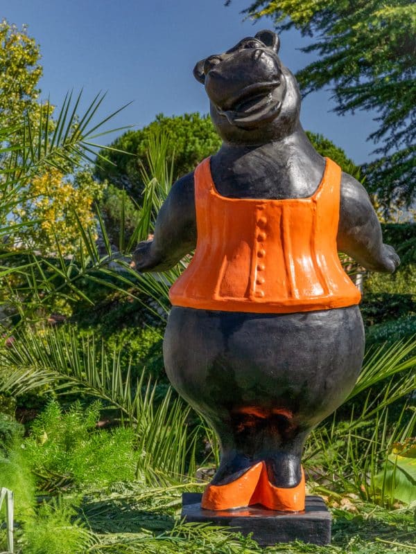 Statue hippopotame danseuse orange en pierre reconstituée FACE