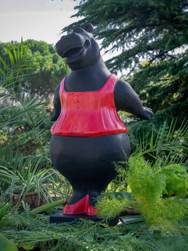 Statue hippopotame danseuse rouge en pierre reconstituée FACE